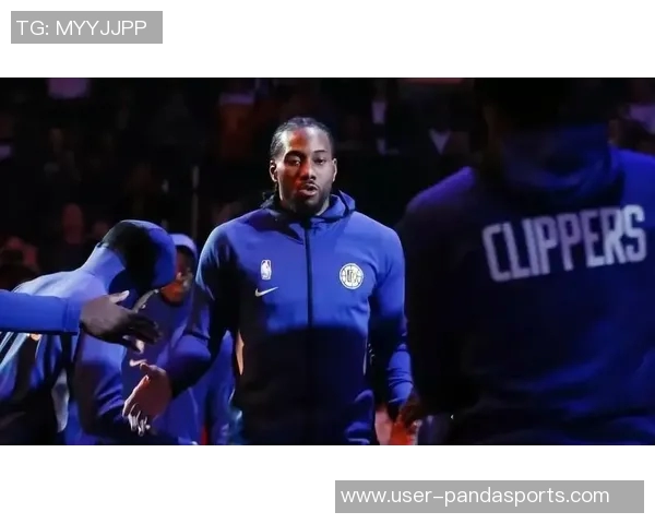 莱昂纳德赛后更衣室拒绝采访引发媒体热议与球迷关注